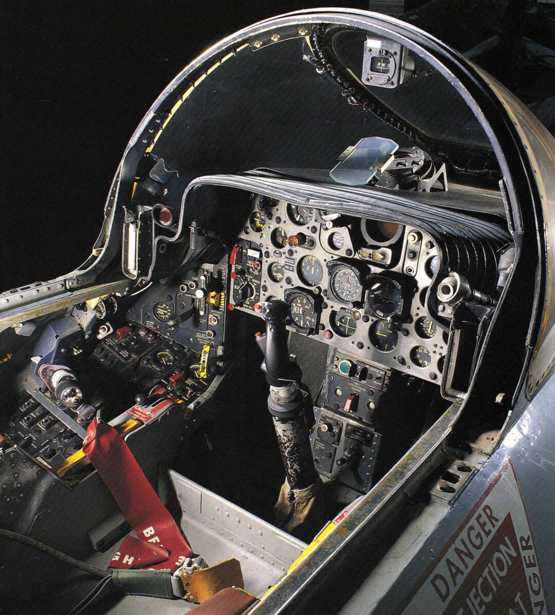 F101B-cockpit.