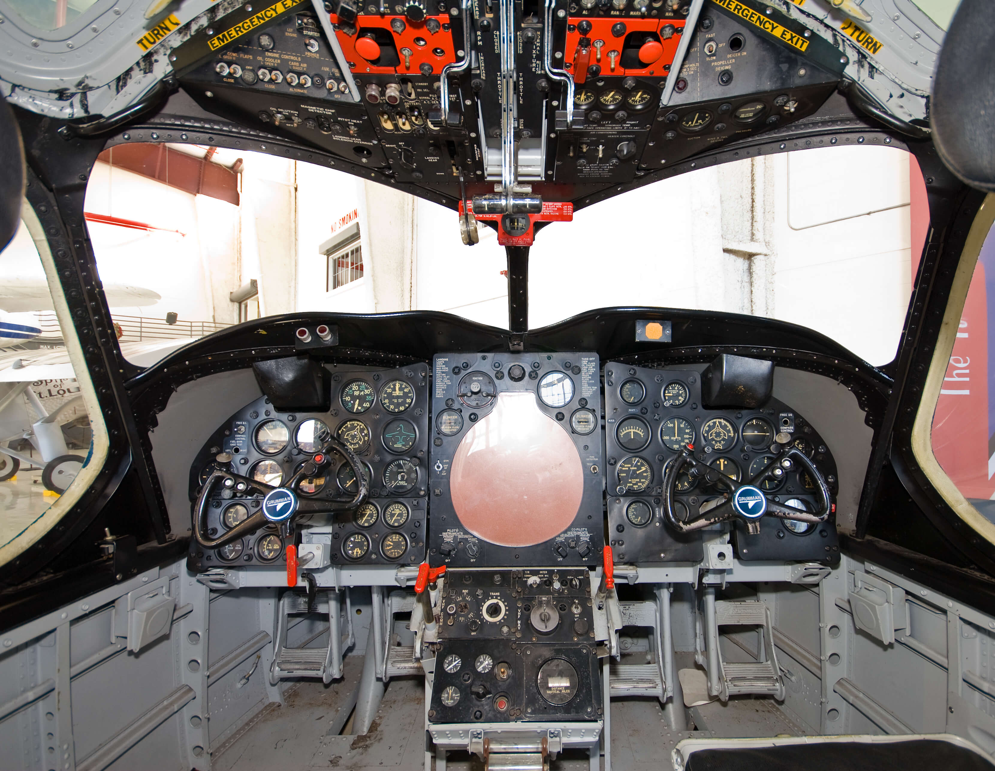 S2 Tracker-cockpit. 