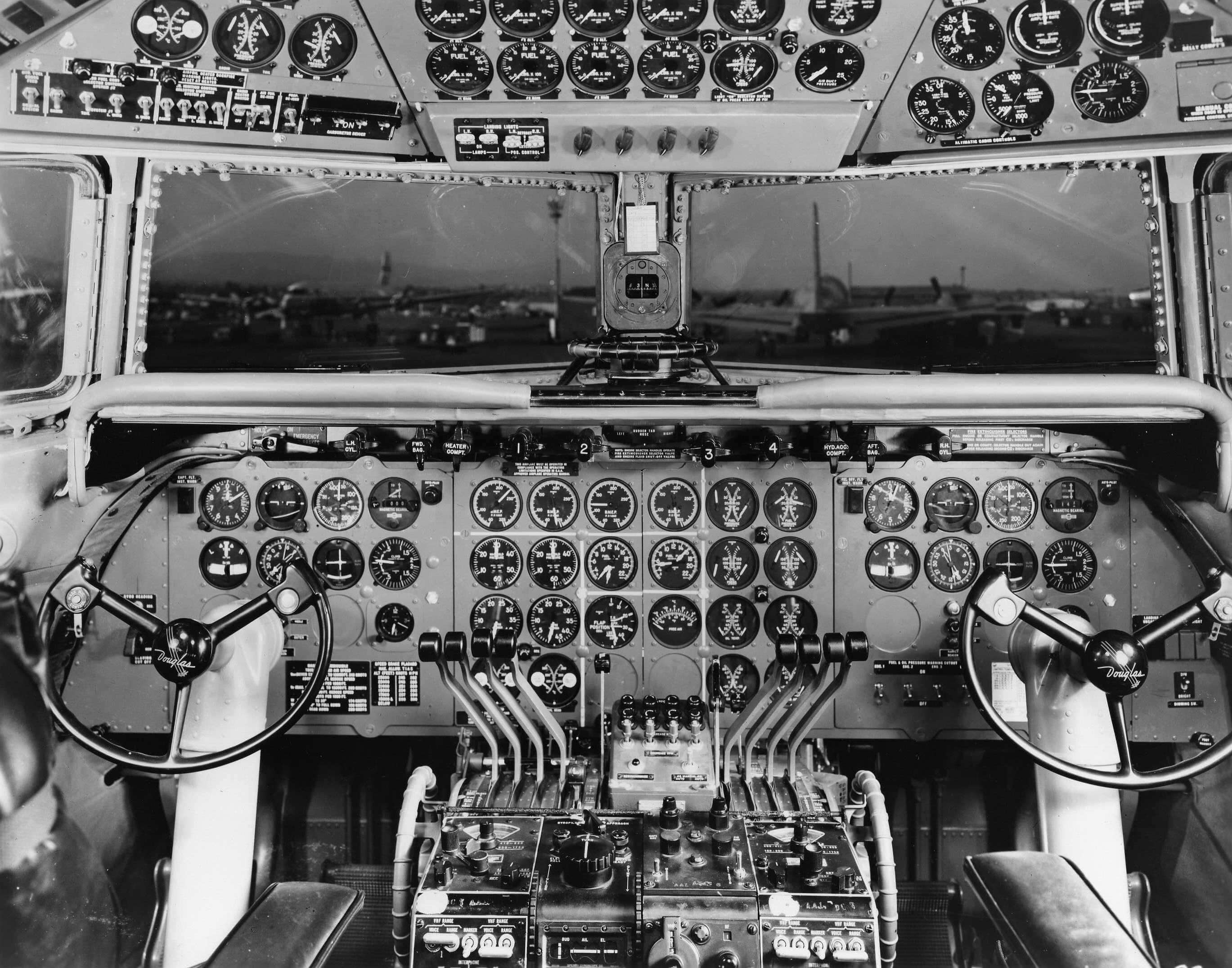 Dc 7.4. Douglas DC-3 кабина. Douglas DC-7 салон. Douglas DC-4 кабина. Douglas dc6 кабина.